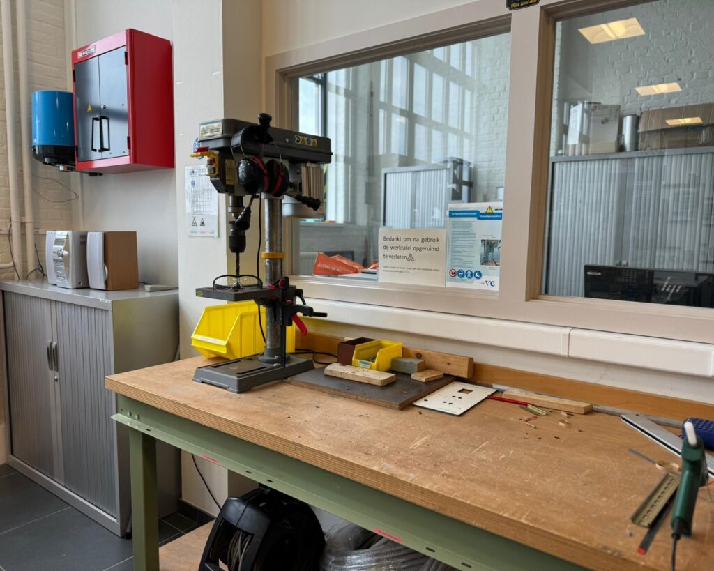 Werkbank met kolomboormachine en PBM's